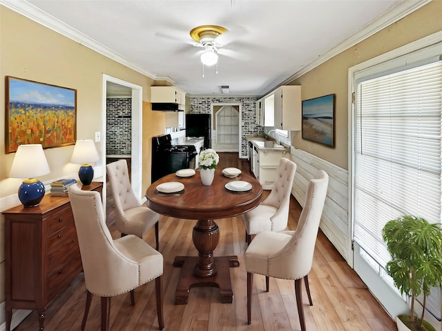 dining space featuring light hardwood / wood-style flooring, ceiling fan, and ornamental molding