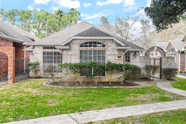 view of front facade featuring a front yard