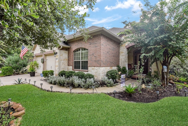 view of front of house featuring a garage and a front yard