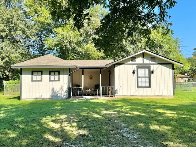 back of house featuring a lawn