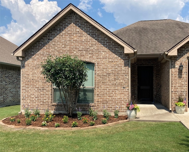 view of front facade featuring a front yard