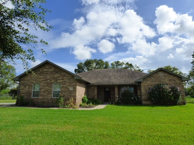 ranch-style house featuring a front lawn