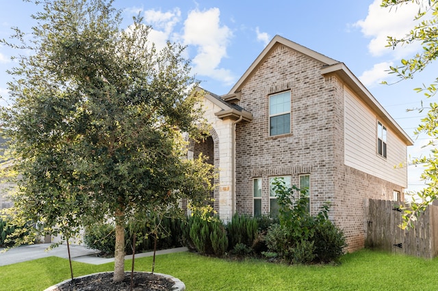 view of front of home featuring a front yard