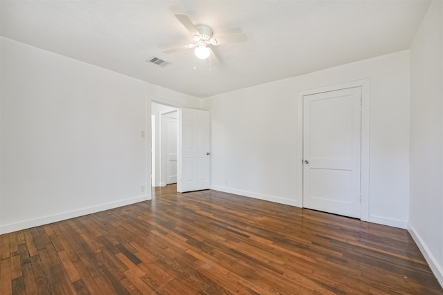 empty room featuring dark wood-type flooring and ceiling fan