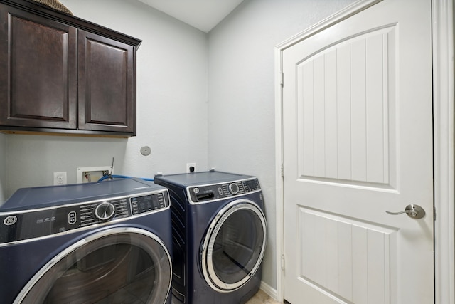 laundry room with cabinets and independent washer and dryer