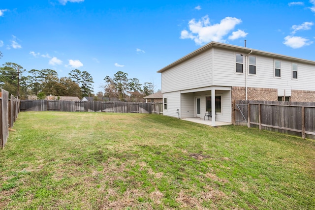 view of yard featuring a patio