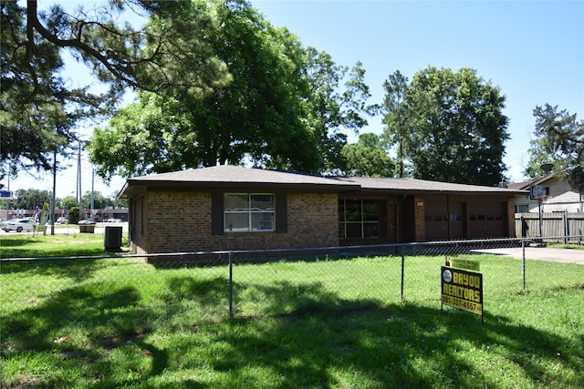 ranch-style home featuring a front yard