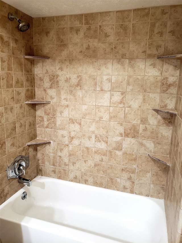 bathroom with tiled shower / bath combo