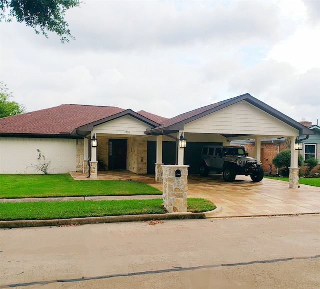 single story home featuring a front lawn and a carport