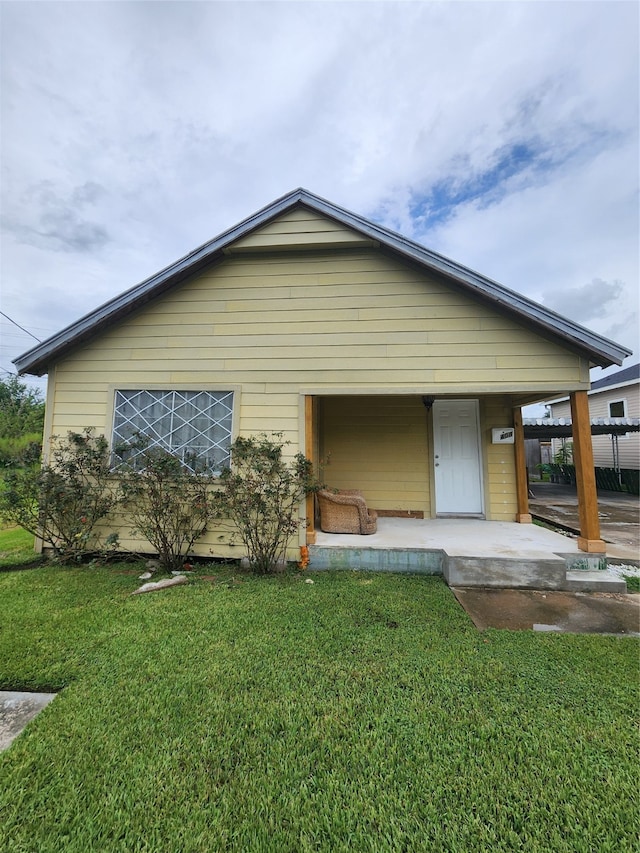 view of front of home with a front yard