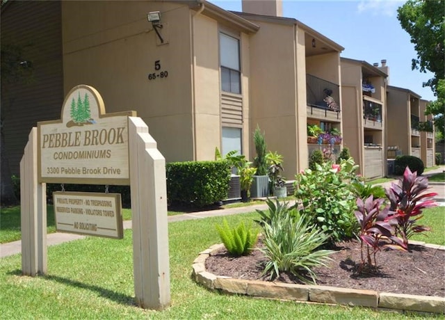 community / neighborhood sign featuring a lawn