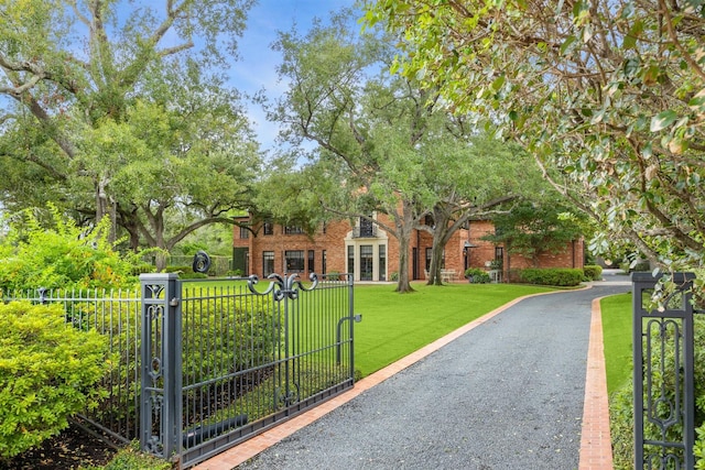 view of front of home featuring a front yard