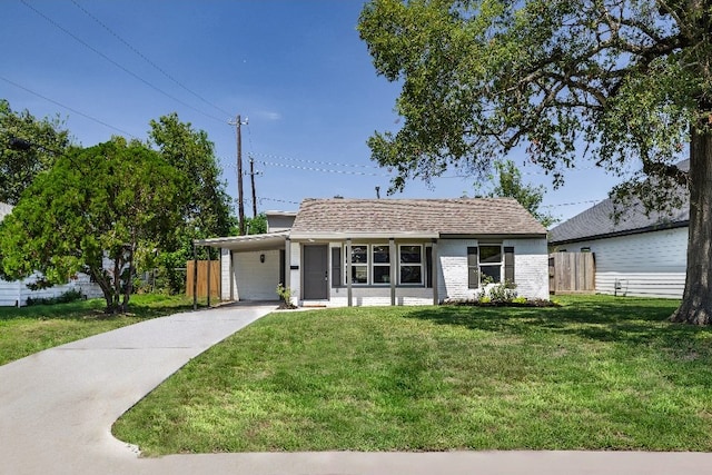 view of front of property featuring a front lawn and a carport