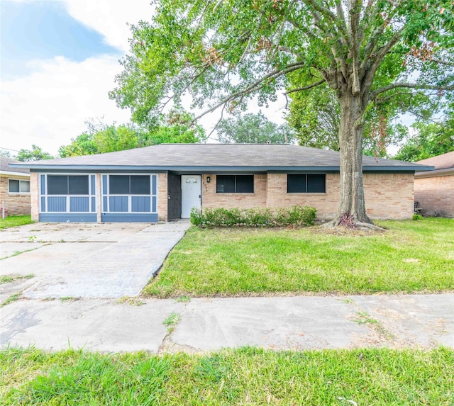 ranch-style house with a front yard