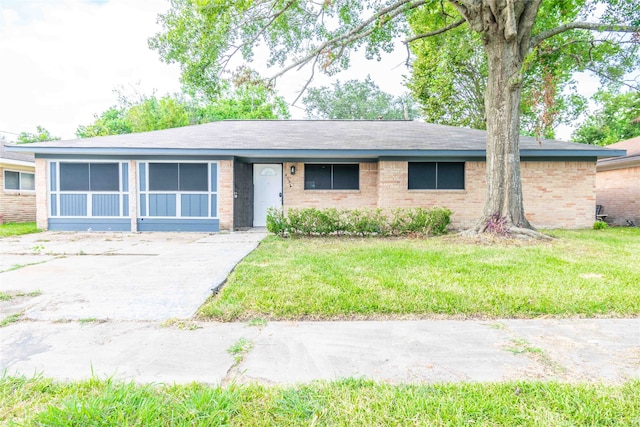 ranch-style home with a front yard