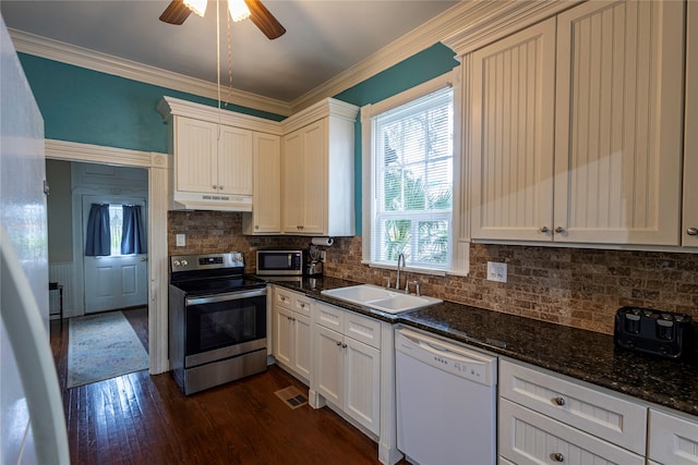 kitchen with stainless steel appliances, dark hardwood / wood-style flooring, sink, ceiling fan, and white cabinets