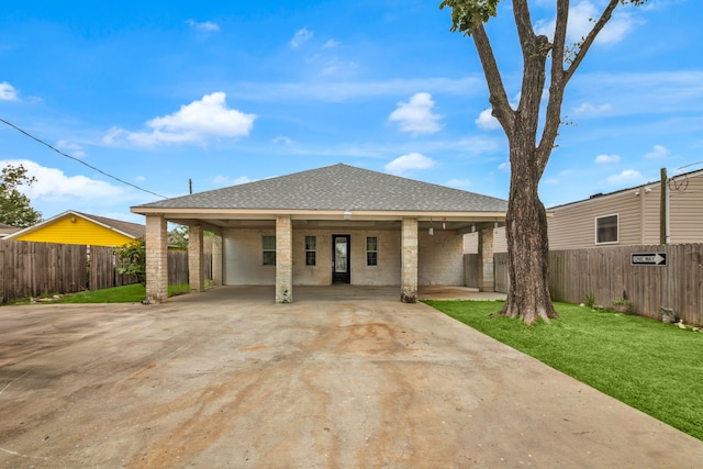 view of front of home featuring a carport and a front lawn