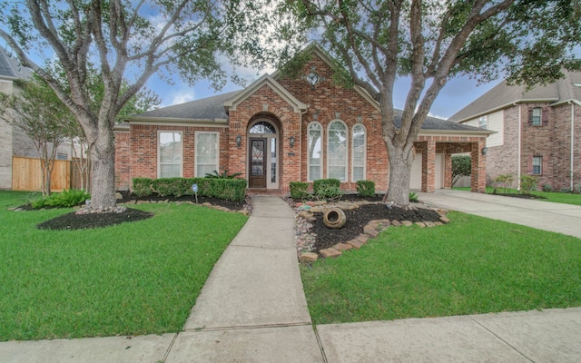 view of front facade featuring a front lawn