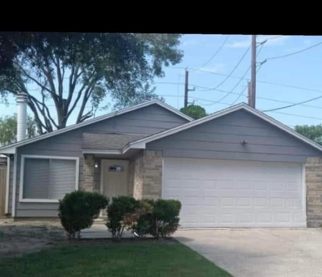 view of front facade featuring a garage