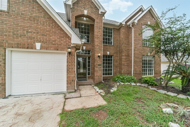 view of front property featuring a garage