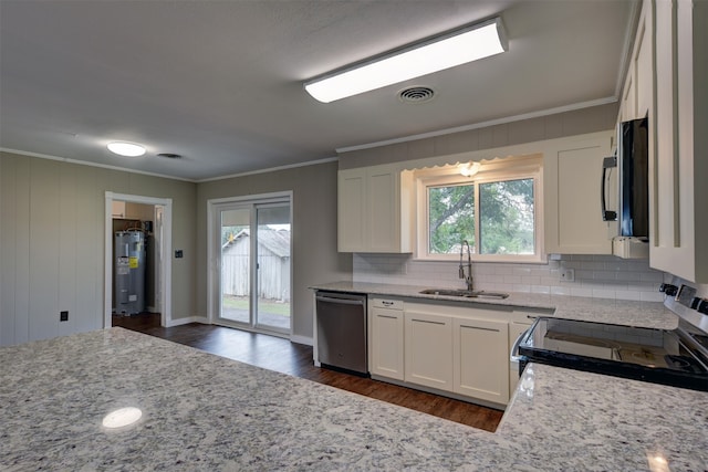 kitchen featuring dark wood-type flooring, appliances with stainless steel finishes, a wealth of natural light, and sink