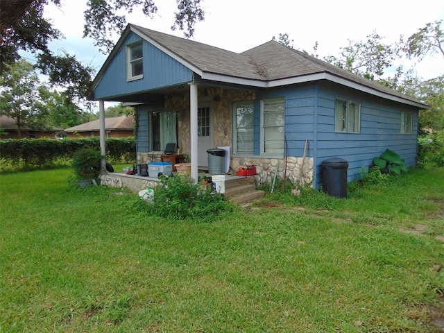 back of house featuring a lawn