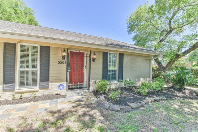 entrance to property featuring covered porch