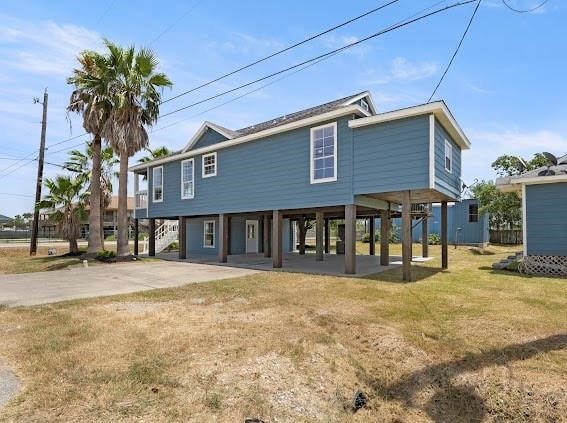 view of front facade featuring a front yard and a carport