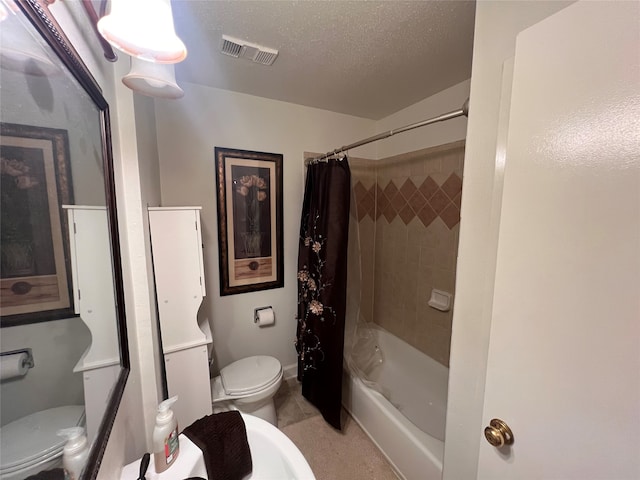 bathroom with toilet, shower / tub combo with curtain, and a textured ceiling