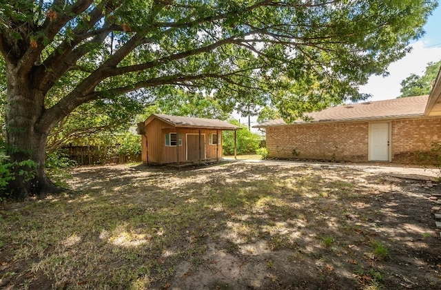 view of yard featuring a shed