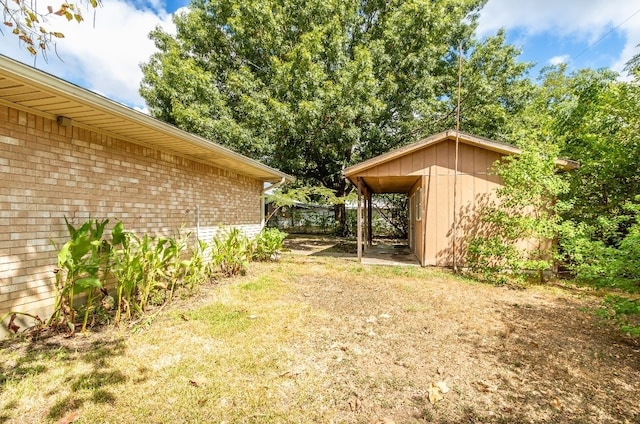 view of yard featuring a shed