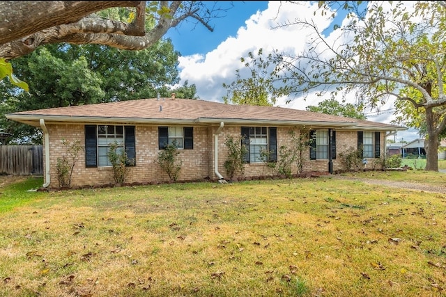 single story home with a front lawn