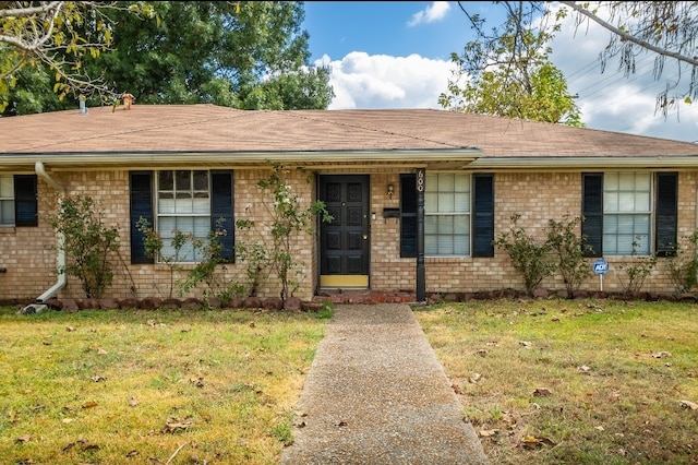 ranch-style home featuring a front lawn