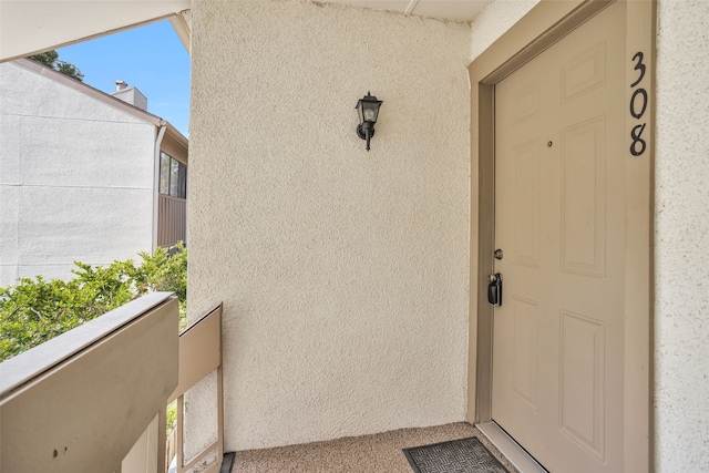 property entrance featuring a balcony