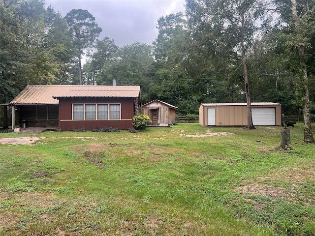 view of yard featuring a shed