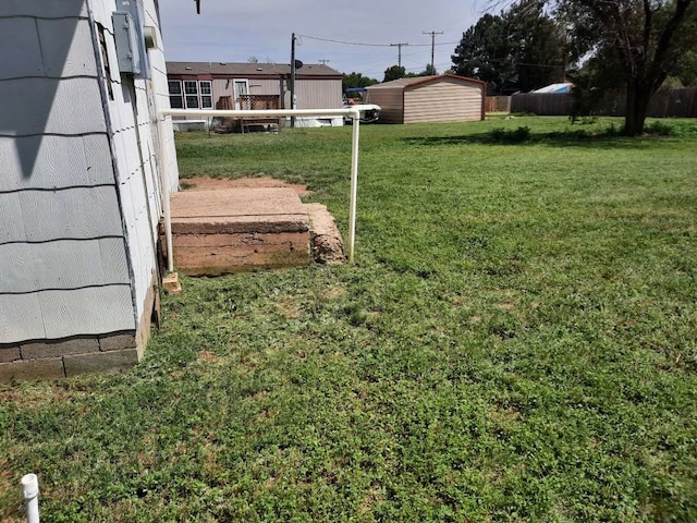 view of yard featuring a storage shed