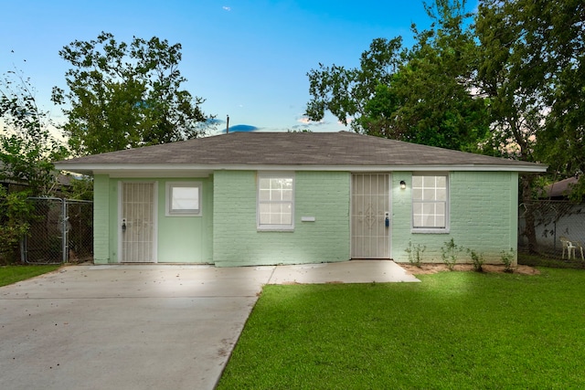 view of front of property with a front lawn