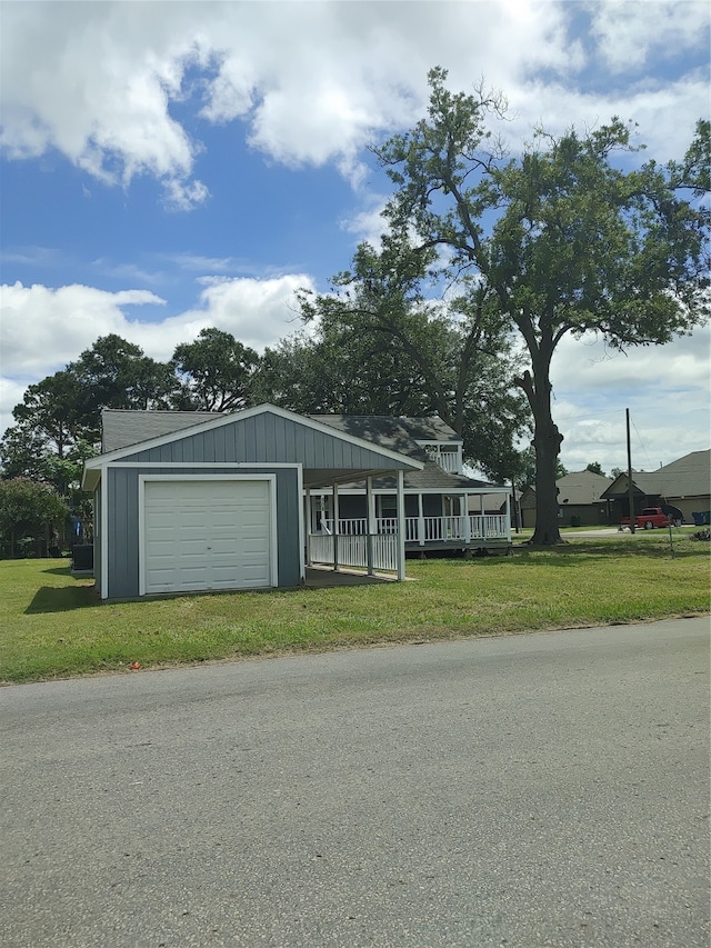 view of front of home featuring a front lawn and a porch