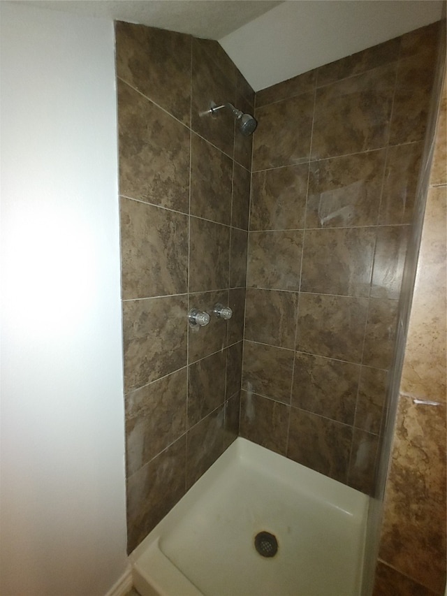 bathroom featuring a tile shower