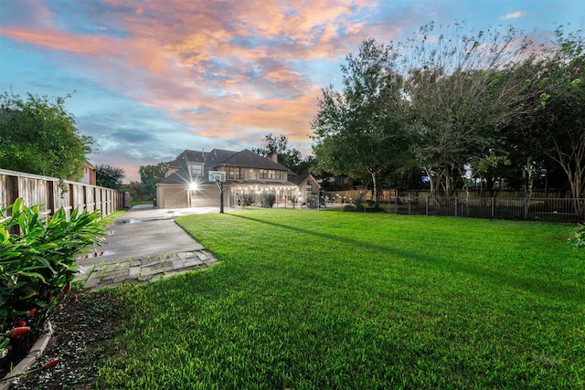 view of yard at dusk