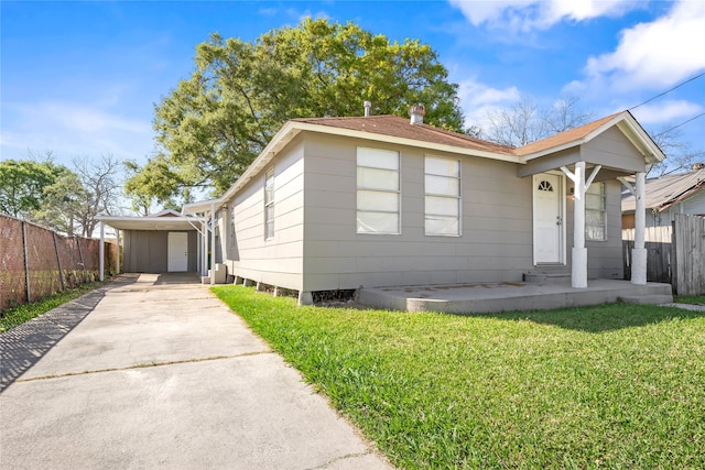 view of front of home featuring a front lawn