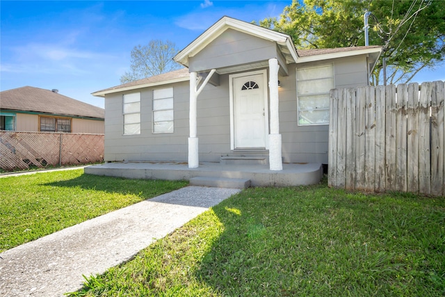 view of front facade with a front yard