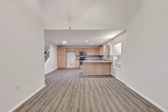 770 Hunt Rd Unit 212, Baytown, TX 77521 - kitchen with light wood-style floors, stainless steel appliances, light countertops, baseboards, and recessed lighting