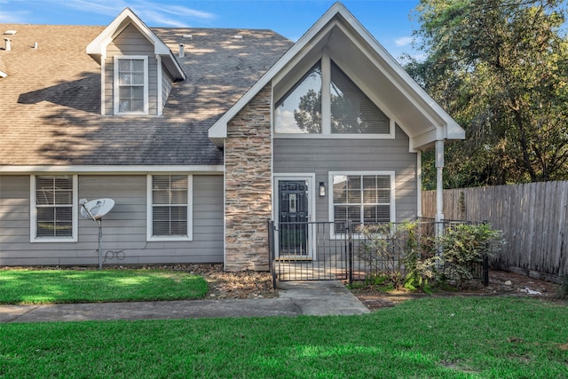 view of front facade featuring a front lawn