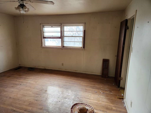 unfurnished room with light wood-type flooring and ceiling fan