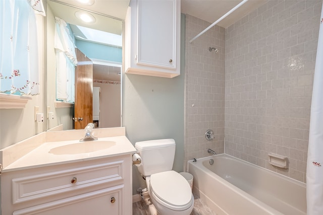 full bathroom with shower / bath combo with shower curtain, vanity, and toilet