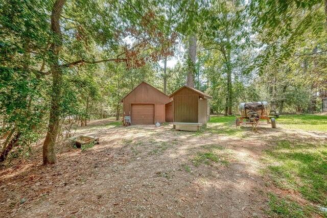 view of yard with an outdoor structure and a garage