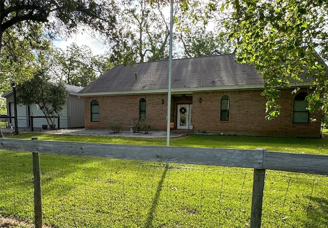 view of front facade with a front yard