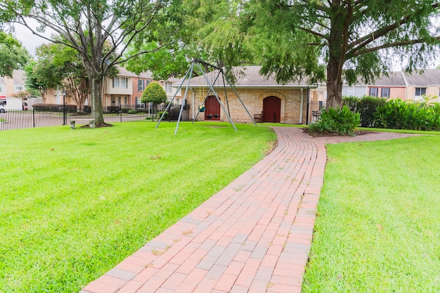 view of front of house featuring a front lawn