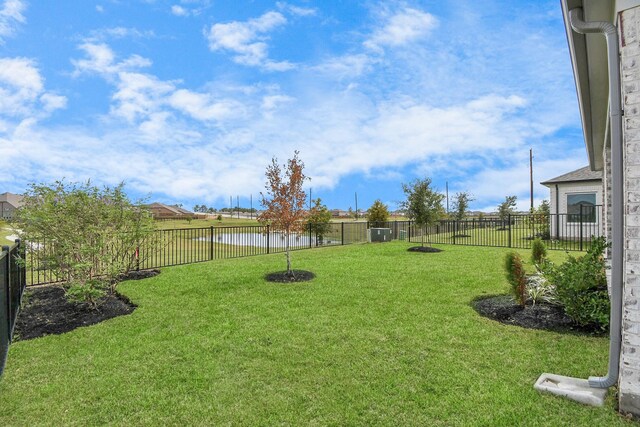 view of yard featuring a water view